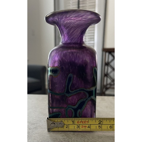 Robert Held 4” Small Triangular Purple Bud Vase w/Iridescent Swirl Design SIGNED - Picture 12 of 12